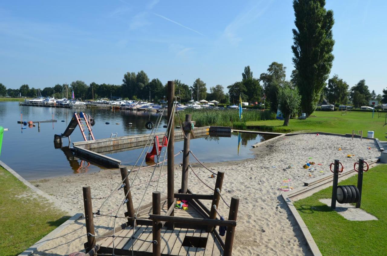 Camping Kleine Belterwijde, Wiede Lodge Met Uitzicht Over Het Water ภายนอก รูปภาพ
