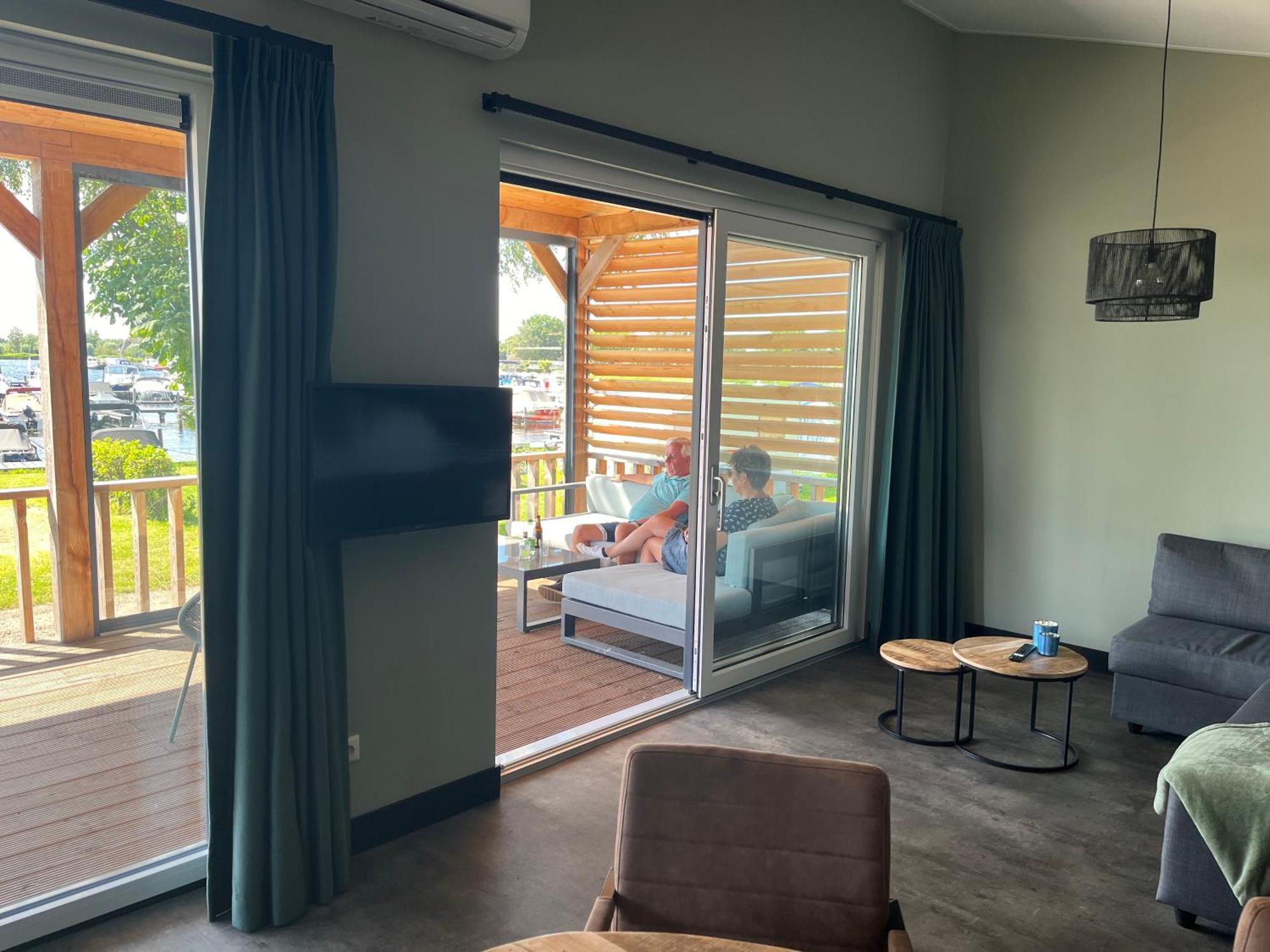 Camping Kleine Belterwijde, Wiede Lodge Met Uitzicht Over Het Water ภายนอก รูปภาพ